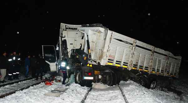 Yolcu treni tıra çarptı: 1 ölü 15 yaralı
