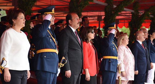 Zafer Bayramı resmi törenle kutlandı