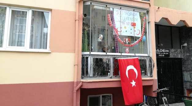 100. yıl coşkusu pencerelerde