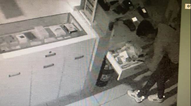 2 dükkanı birden soydu!