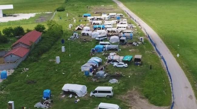 200 kişilik çadır kentte yaşayanlar uyarılara pek aldırış etmiyor