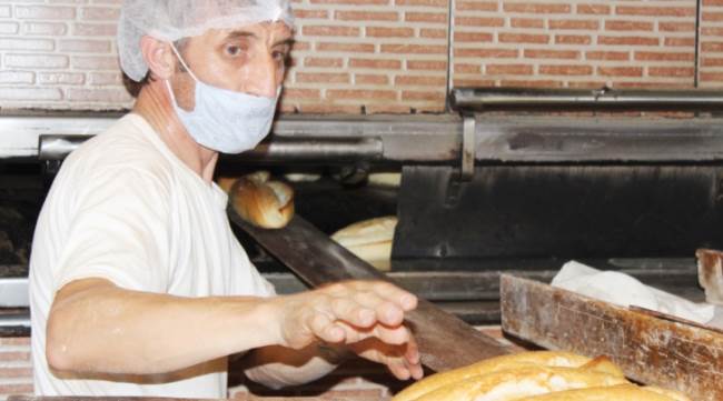 300 derece sıcakta bile maske takıyorlar