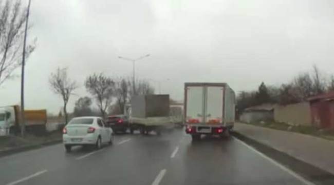 4 ARACIN KARIŞTIĞI TRAFİK KAZASI KAMERADA