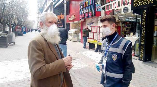 65 yasağına uymayan yaşlılar uyarılara rağmen sokaklardaydı