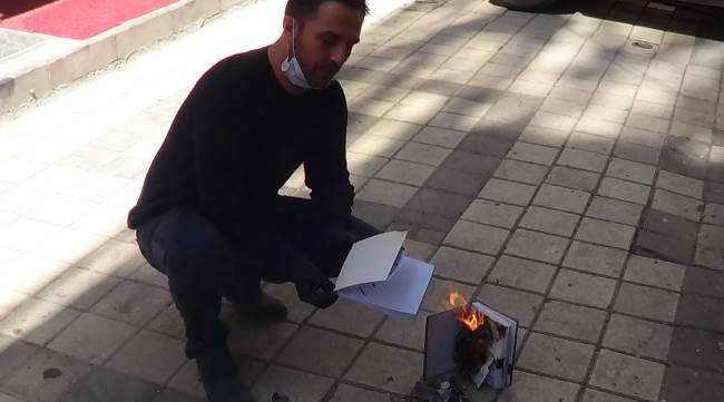 70 bin liralık veresiye defterini yakarak “Biz bize yeteriz” dedi