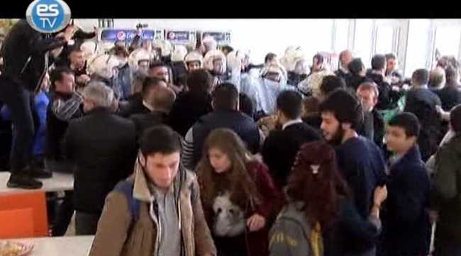 A.Ü.'DE AFİŞ VE STANT GERGİNLİĞİ