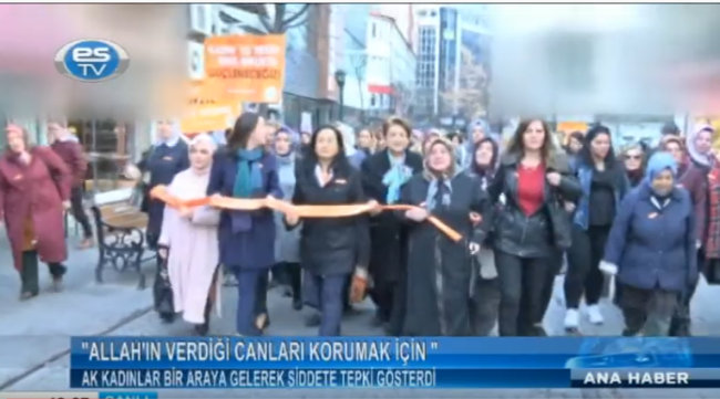 AK KADINLAR BİR ARAYA GELEREK ŞİDDETE TEPKİ GÖSTERDİ