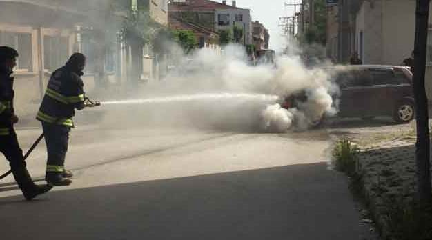 Aküsü patlayan aracın sürücüsü kendini dışarı atarak kurtuldu