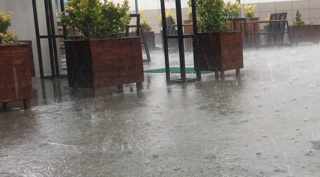 Ani sağanak yağış vatandaşlara zor anlar yaşattı