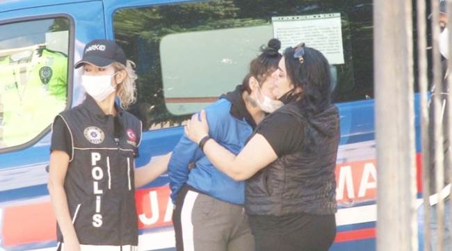 Anne uyuşturucu şüphelisi kızına gözyaşlarıyla veda etti