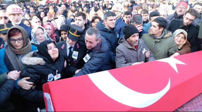 ANNESİNİN KUZUSU GÖZYAŞLARIYLA DEFNEDİLDİ