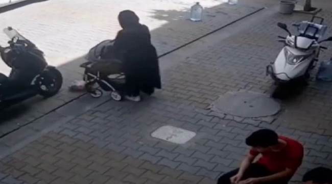 Arabadan düştü, annesi fark etmedi!