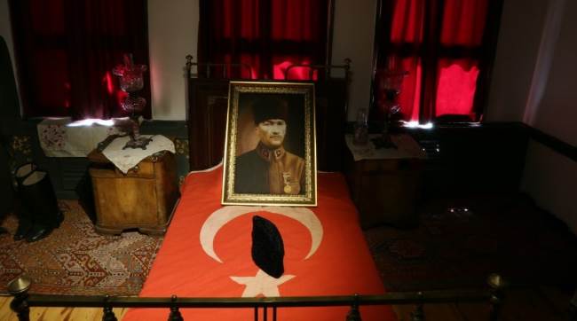 ATATÜRK İLE BİR GÜN SİZİ BEKLİYOR