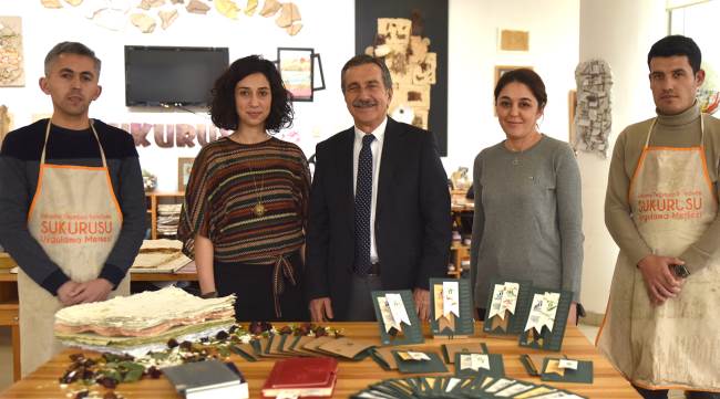 ATIK KAĞITLARDAN TEBRİK KARTLARI ÜRETİLİYOR