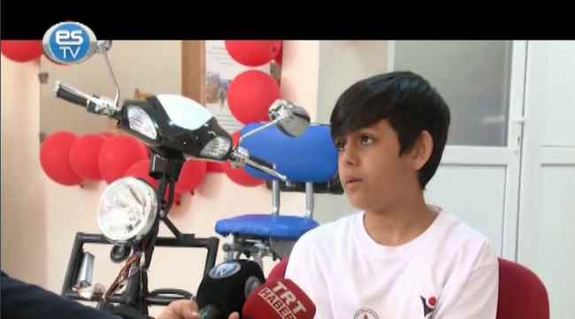 Atık malzemelerden akülü araç yaptı