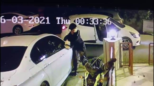 Aynaları söküp çaldı!