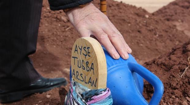 Babası, Ayşe Tuba Arslan’ın mezarında gözyaşlarına boğuldu