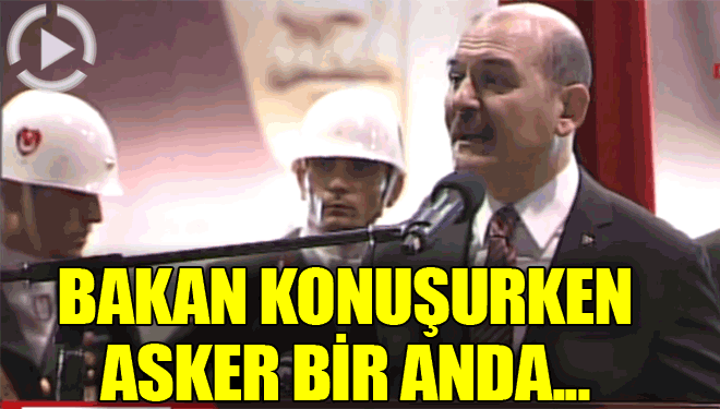 Bakan konuşurken arkadaki askere dikkat