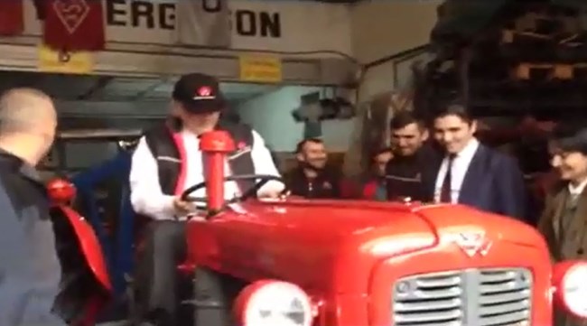 Bakan Özlü hayatını değiştiren traktörü buldu!