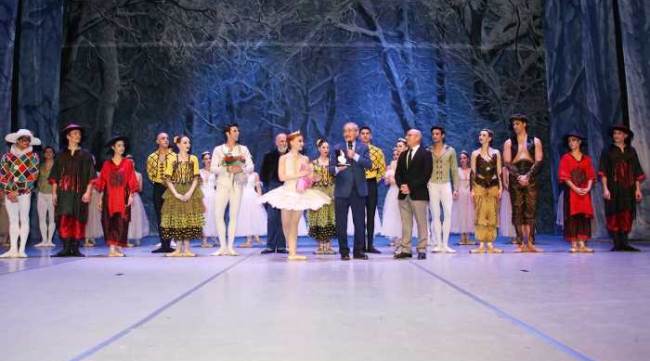 BALE GÖSTERİMİ SANATSEVERLER TARAFINDAN AYAKTA ALKIŞLANDI