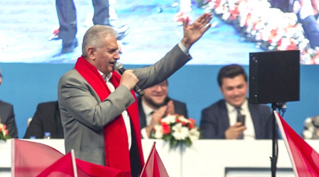 Başbakan şarkı söyledi sosyal medya yıkılıyor