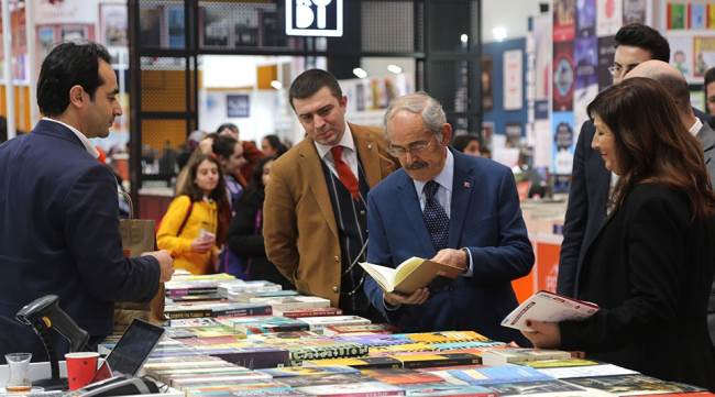 BAŞKAN BÜYÜKERŞEN'E KİTAP FUARINDA BÜYÜK İLGİ