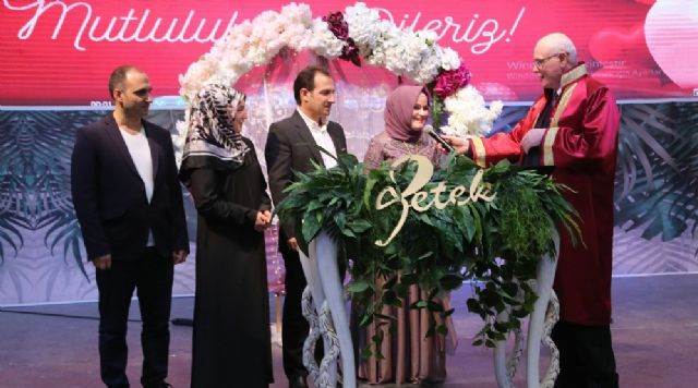 Başkan Kazım Kurt fuarda nikâh kıydı