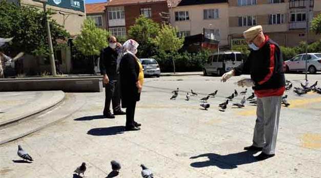 Bayramı evlatlarından uzakta geçiren yaşlılar sokağa çıktı