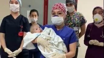 Bebek, alkışlarla annesine teslim edildi