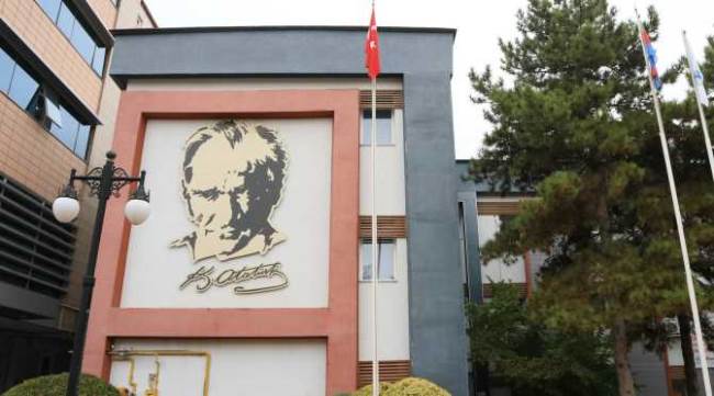 Belediye önündeki bayrak direğine azerbaycan bayrağı asıldı