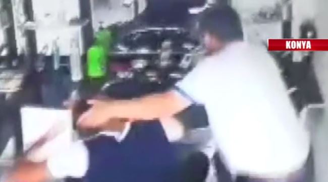 Berber müşterisini işte böyle yaktı!