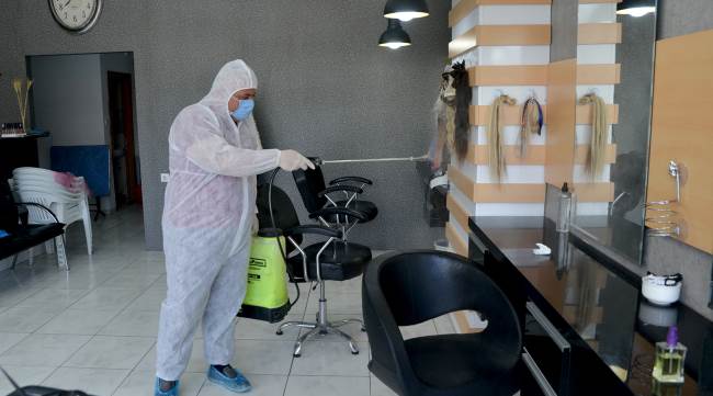 Berberler ve kuaförler dezenfekte ediliyor