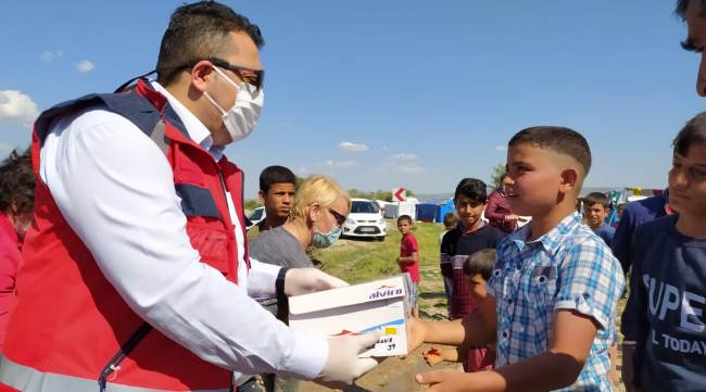 Bin 200 çocuğa ayakkabı, gıda ve oyuncak yardımı yapıldı
