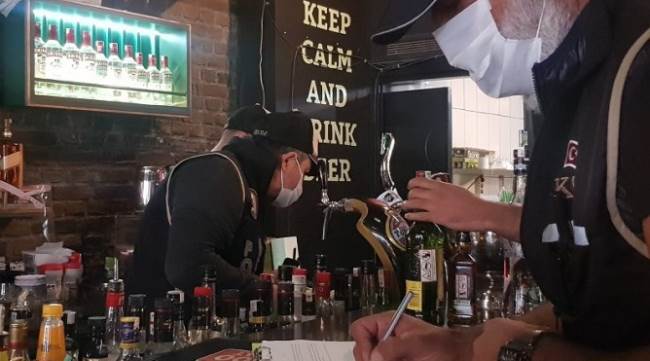 Bir müzikholde 3 şişe kaçak alkol ele geçirildi