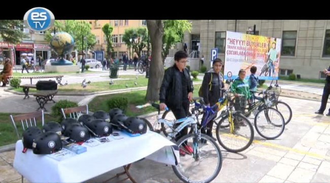 Bisikletle gelene kask hediye