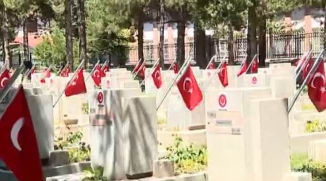 Bu bayramda şehitlikler boş kalmadı