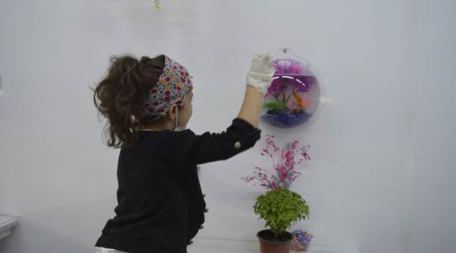 Bu kafeye gelenler çiçek sulayıp balık besliyor