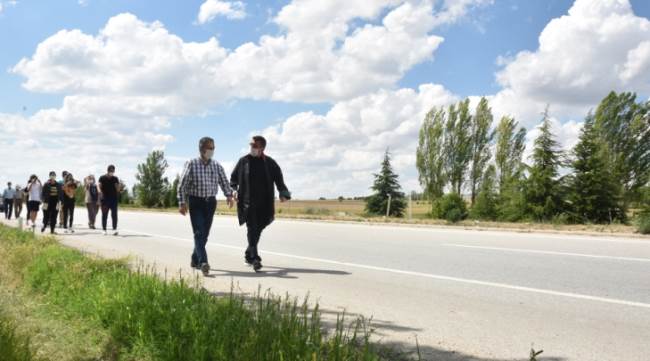 Bu yürüyüş onurumuz için bir yürüyüştür