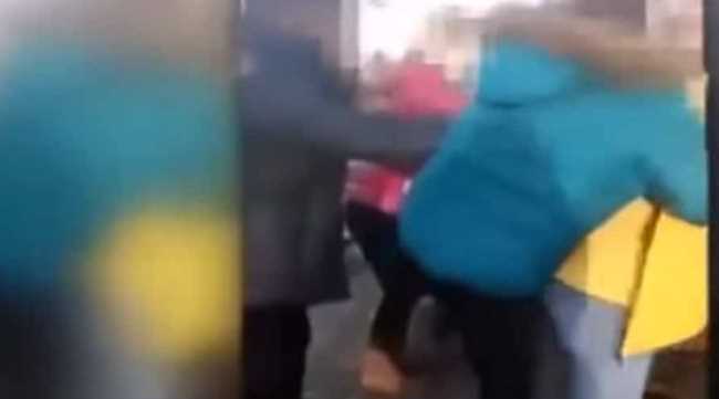 BURSA'DA KIZ ÖĞRENCİLERİN ERKEK KAVGASI