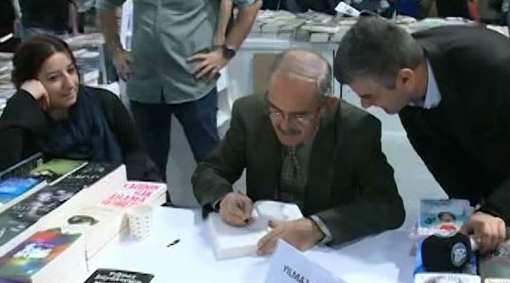 Büyükerşen kitaplarını imzaladı