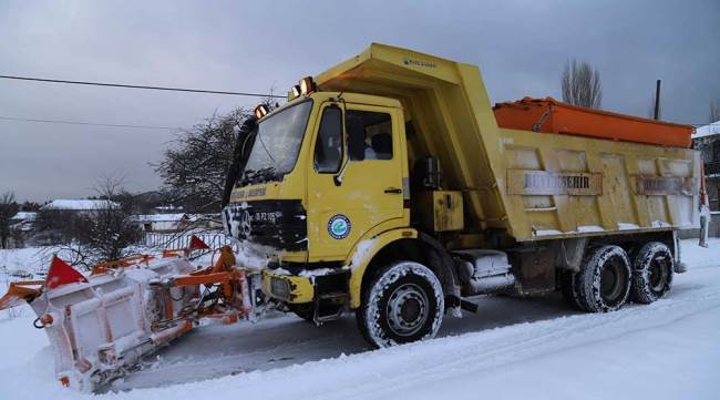 Büyükşehir karla mücadeleye devam ediyor