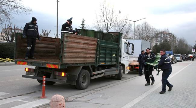 Büyükşehir önlem için bankları kaldırıyor