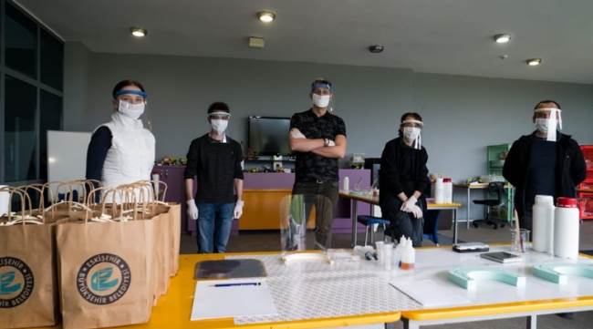 Büyükşehir yüz siperliklerini sağlık çalışanlarına teslim etti