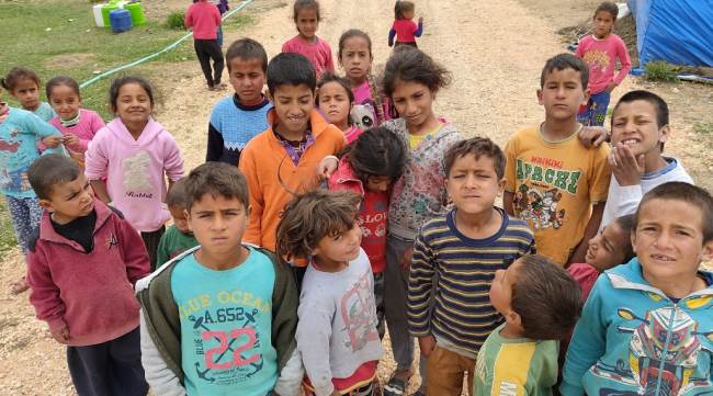 Çadır çocuklarının hüzünlü de olsa bayram neşesi