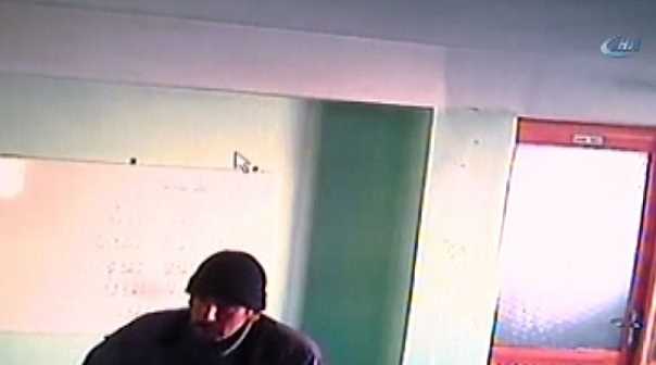 Cami hırsızı kamerada