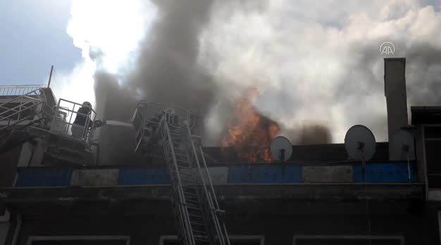 Çatısında yangın çıkan binadaki 4 kişi kurtarıldı