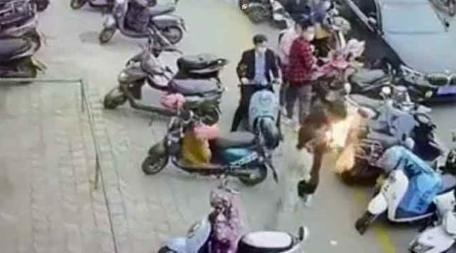 Cep telefonu alev aldı!