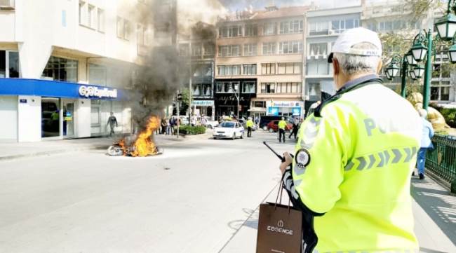 Cezaya sinirlenen sürücü motosikletini ateşe verdi