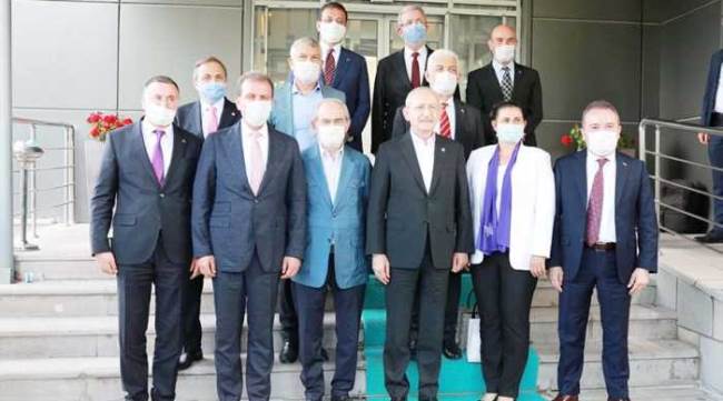 CHP’li 11 Büyükşehir Belediye Başkanı bir araya geldi