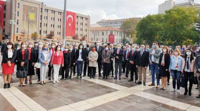 CHP’liler Cumhuriyet Bayramı nedeniyle Atatürk anıtına çelenk sundu
